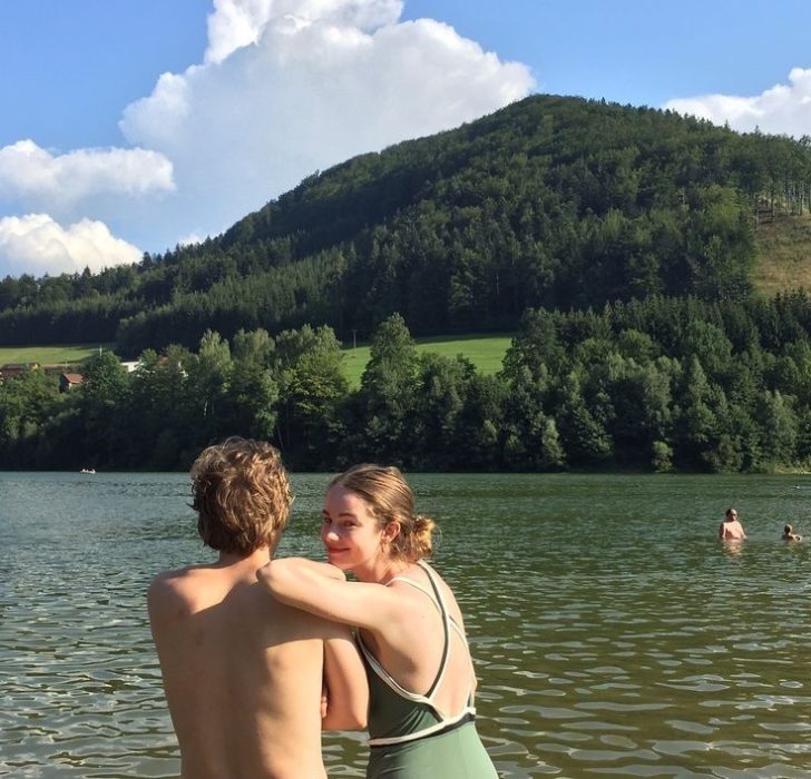 Pareja joven en la orilla de un lago