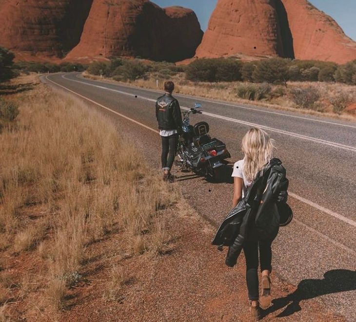 Pareja de bikers en un paraje desértico