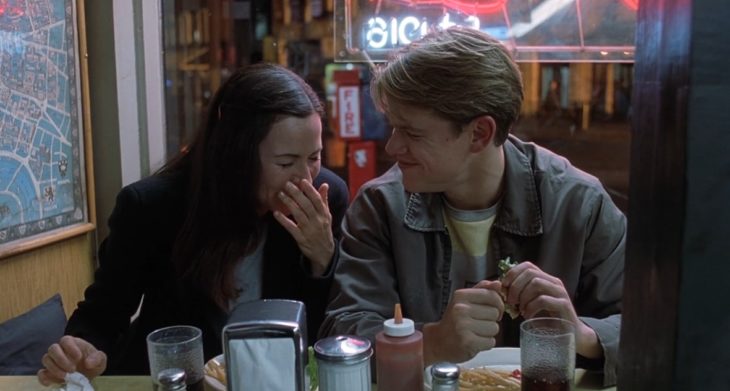 Pareja riendo en una cafetería