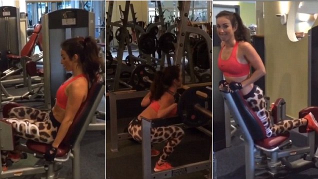 Abby Pell en el gimnasio con diferentes aparatos 