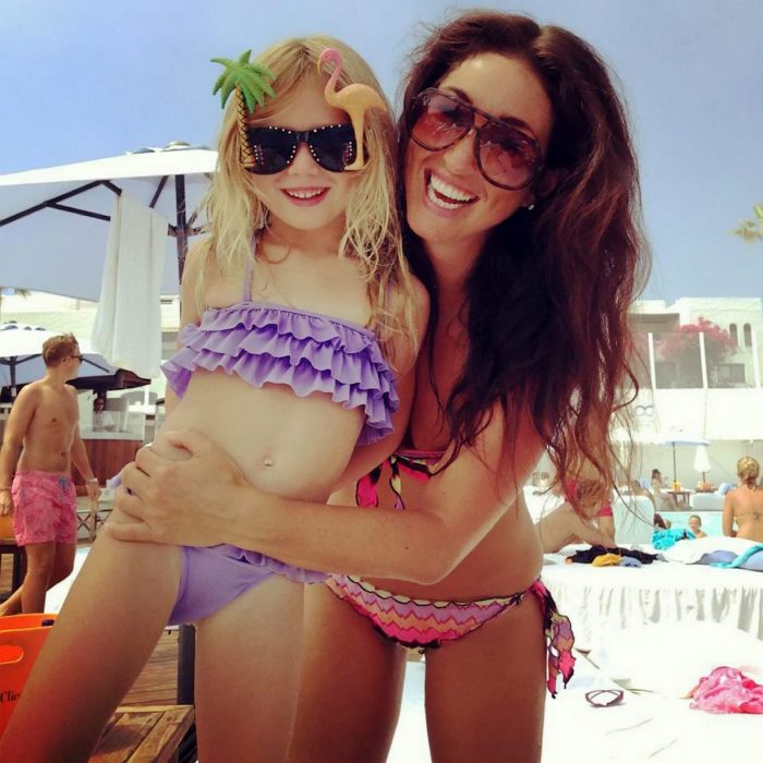 Abby Pell y su hija Bella abrazadas con bikini en una playa 