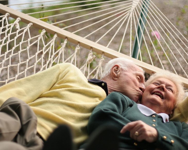 Fotografía de viejitos enamorados 