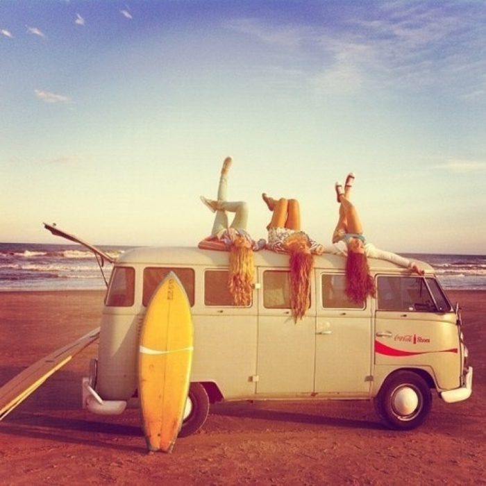 Amigas arriba de una camioneta rumbo a la playa