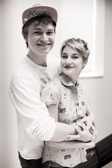 Ansel Elgort y Shailene Woodley abrazados