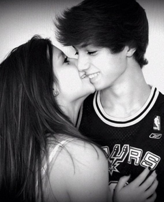 Foto en blanco y negro de una pareja de novios adolescentes 