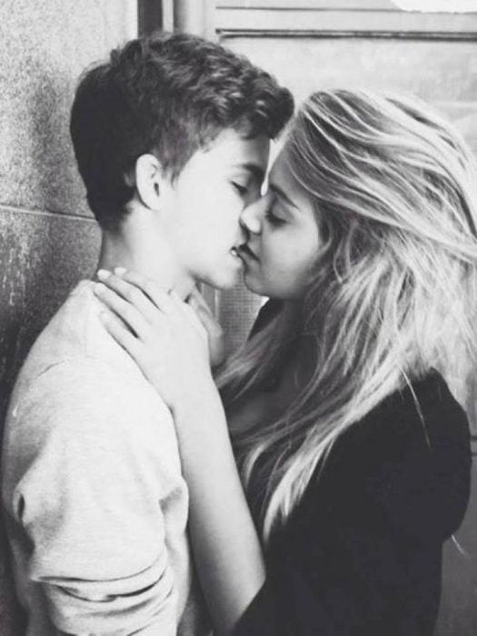 Foto en blanco y negro de pareja adolescente besándose 