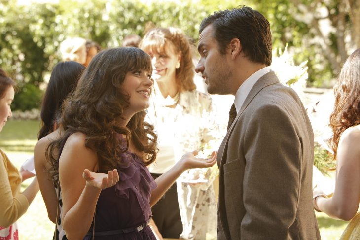 Escena de "New Girl", pareja platicando