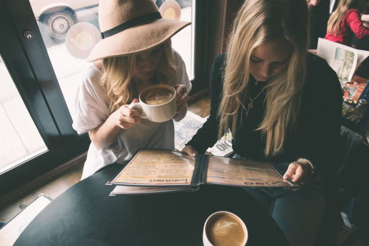 Chicas tomando un café 