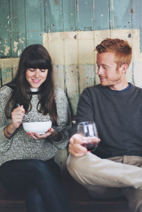 pareja de enamorados comiendo 