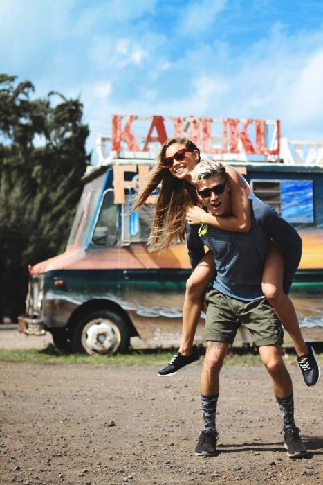 Pareja de novios siendo mejores amigos 