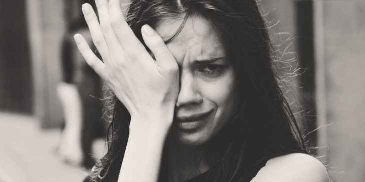 Foto en blanco y negro de mujer llorando 