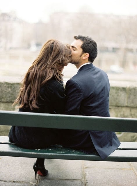 hombre besando en la frente a una mujer 