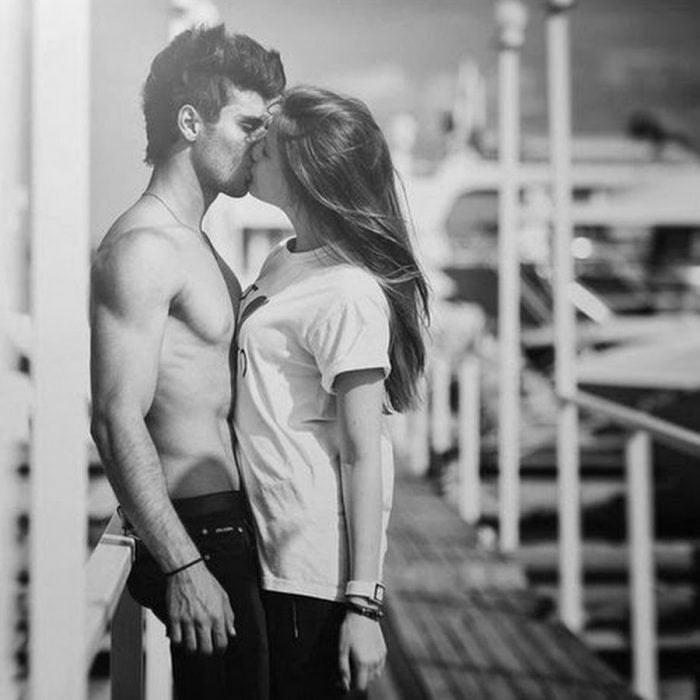 Foto en blanco y negro de enamorados besándose 