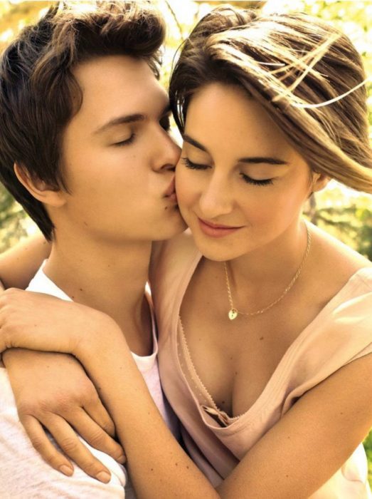 Ansel Elgort y Shailene Woodley abrazados 