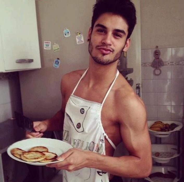 Hombre sin camisa y con delantal cocinando hot cakes 