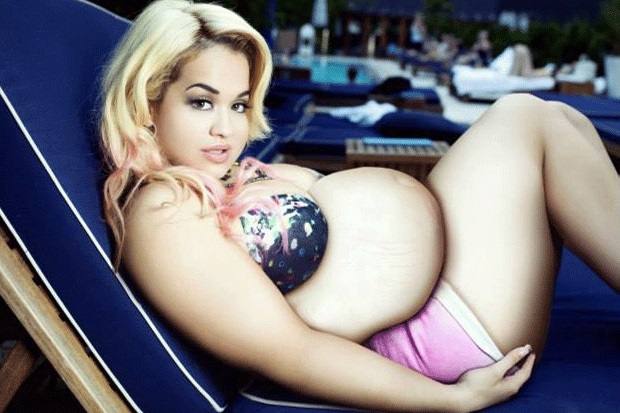 Rita Ora posando con un bikini y con kilos de más 