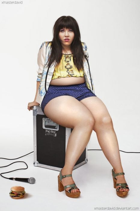 Carly Rae Jepsen obesa sentada sobre una bocina 