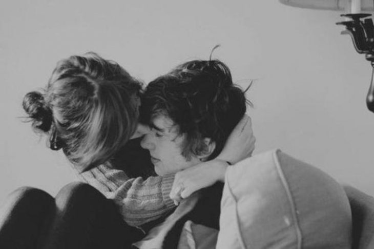 Foto en blanco y negro de una pareja abrazándose 
