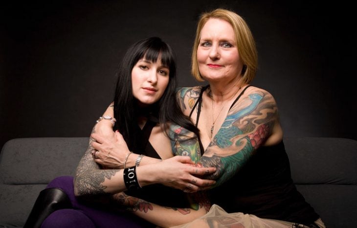 madre e hija con tatuajes