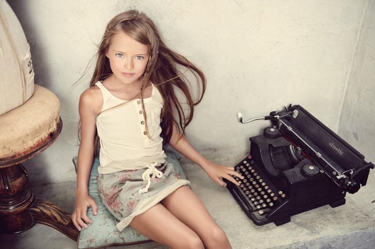 Kristina Pimenova posando con una maquina antigua de escribir 