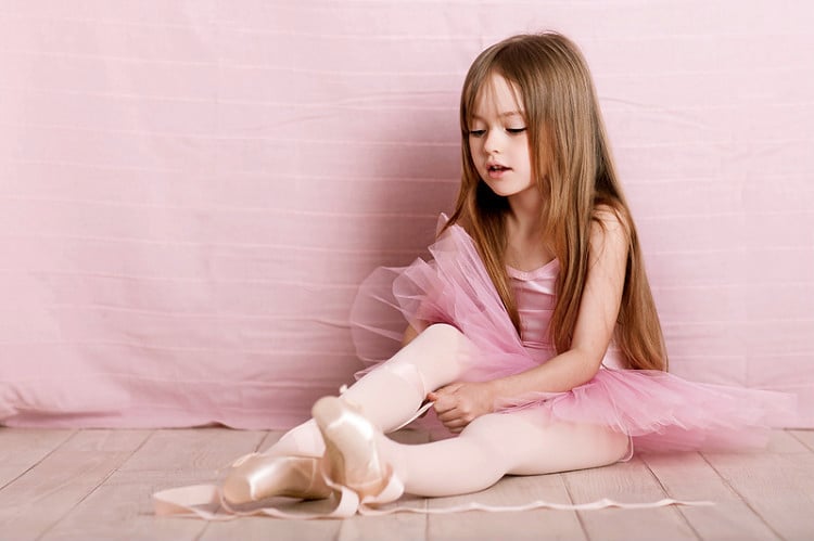 Kristina Pimenova la niña más hermosa del mundo, bestida para bailar ballet 