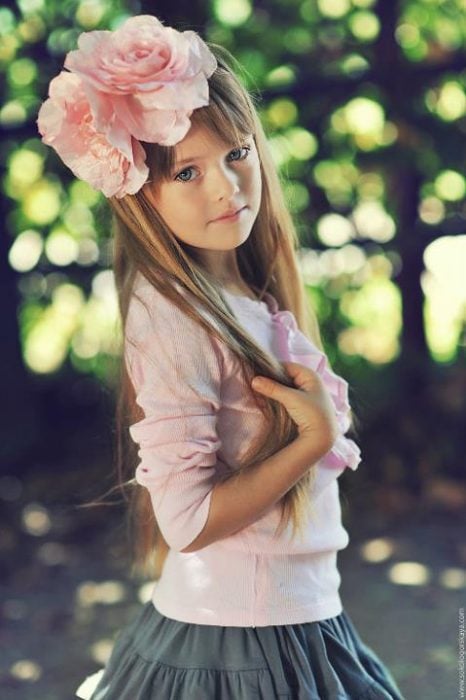 Kristina Pimenova, hermosa modelo de 9 años con una rosa en su cabello 