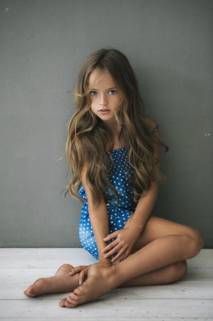 Kristina Pimenova la niña más hermosa del mundo posando 