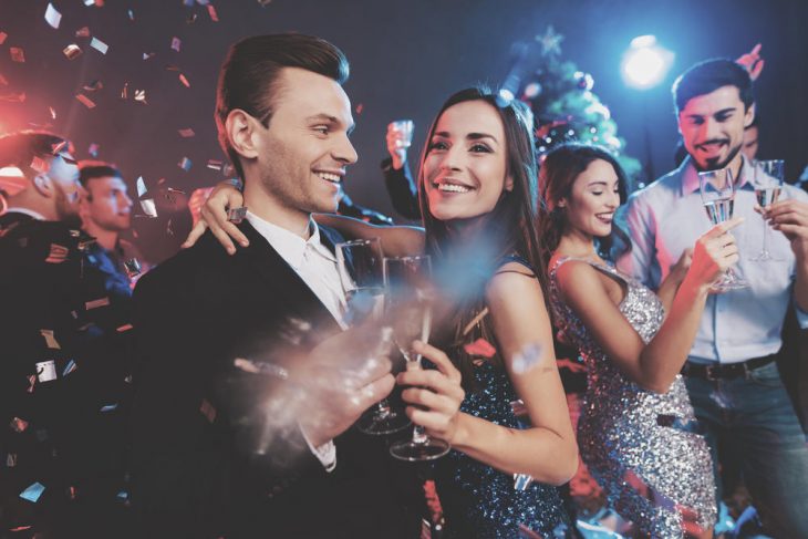 Pareja joven celebrando año nuevo