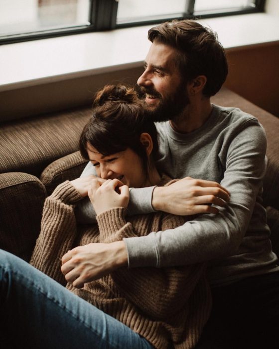 Pareja de enamorados abrazada y sonriendo