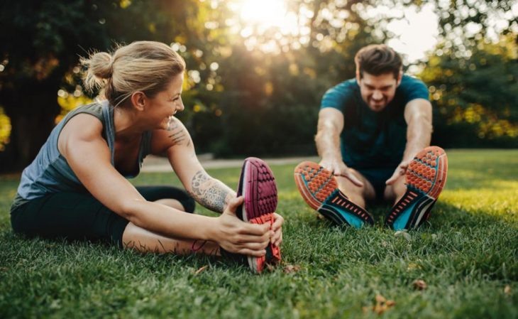 Pareja haciendo ejercicio en el parque