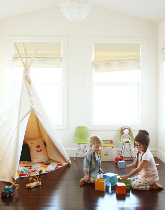 Hermanos pequeños jugando en una habitación