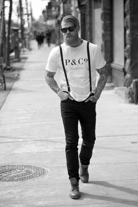 Foto de blanco y negro de un hombre hipster caminando en la calle