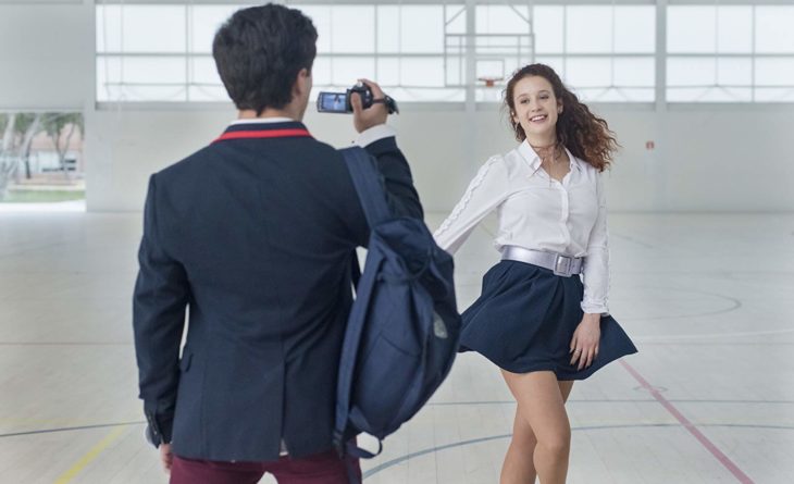 Chico viendo a su novia durante la escuela 