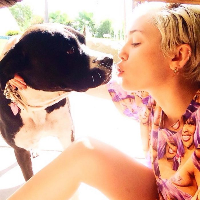 Miley Cyrus con su perro