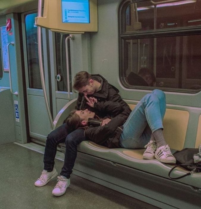 pareja de jóvenes en el metro