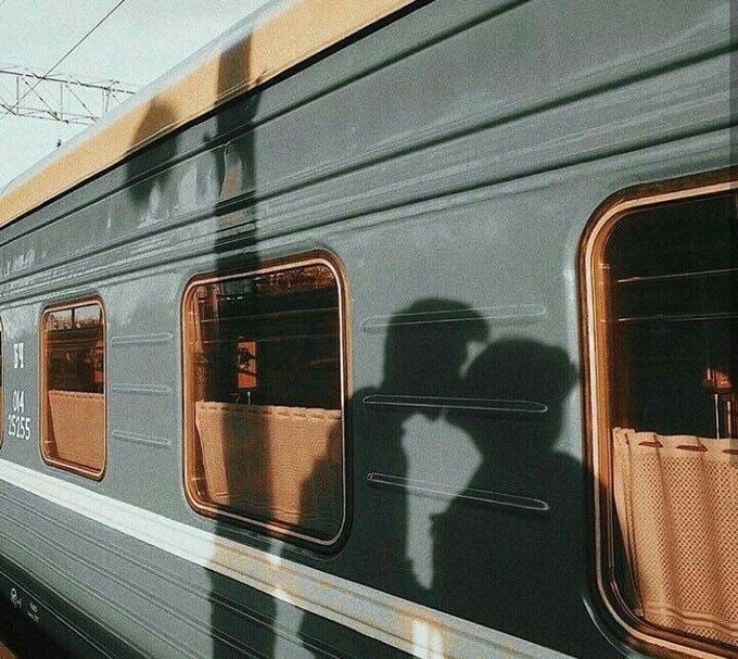 Sombras de pareja besándose en el tren