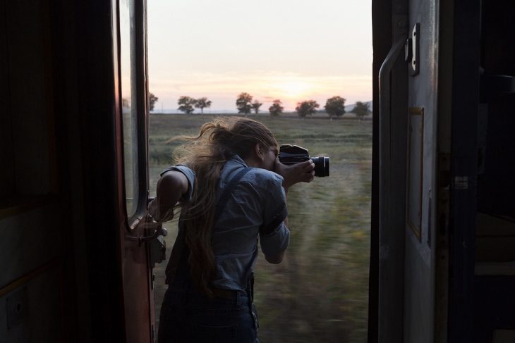 Mujer fotografiando un paisaje 