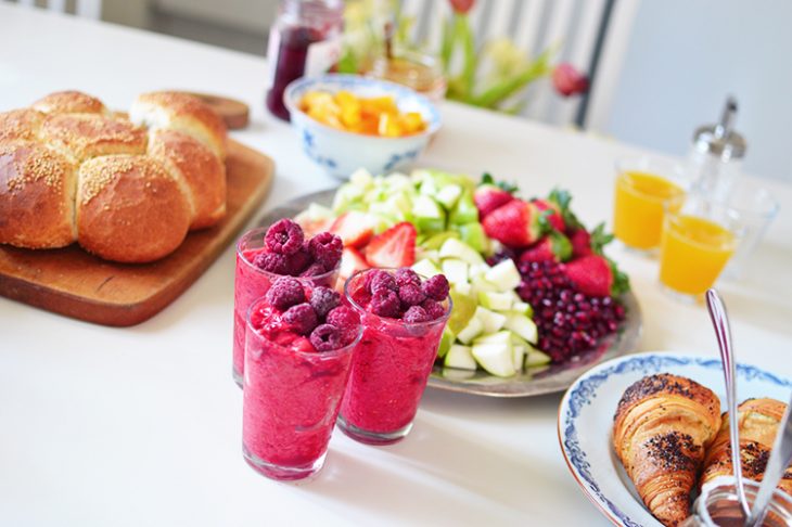 Desayuno con variedad de platillos en la mesa 