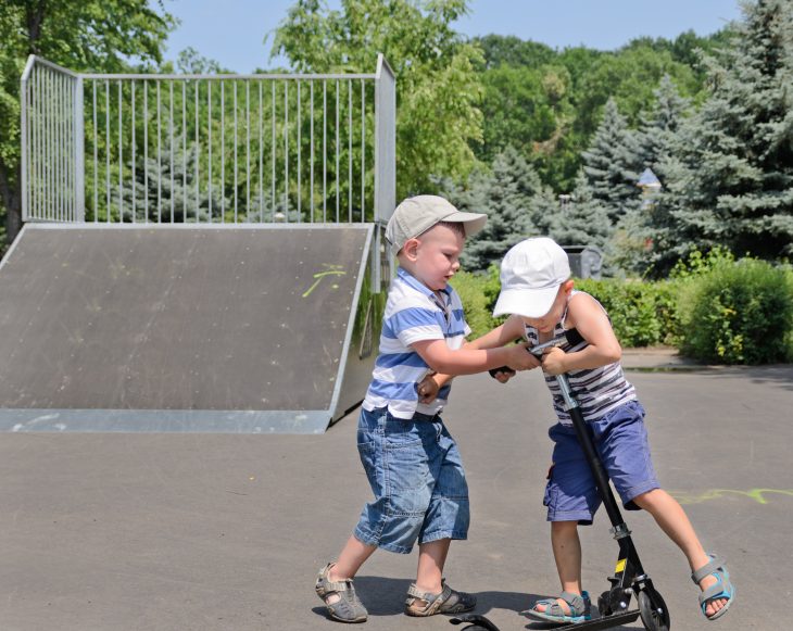 Niños peleando un scooter 