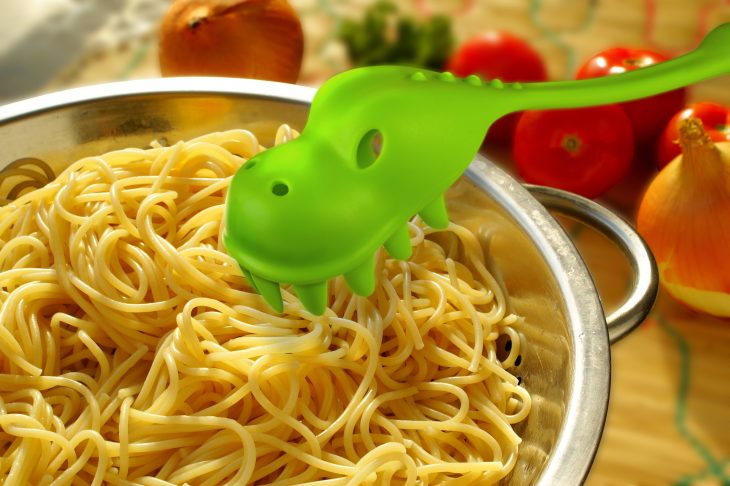 Tenedor para pastas en forma de dinosaurio verde