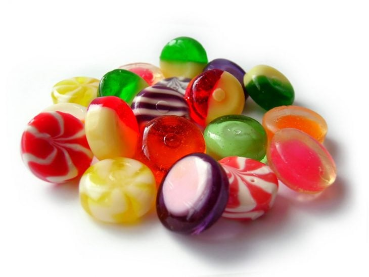 dulces acumulados en una bola 