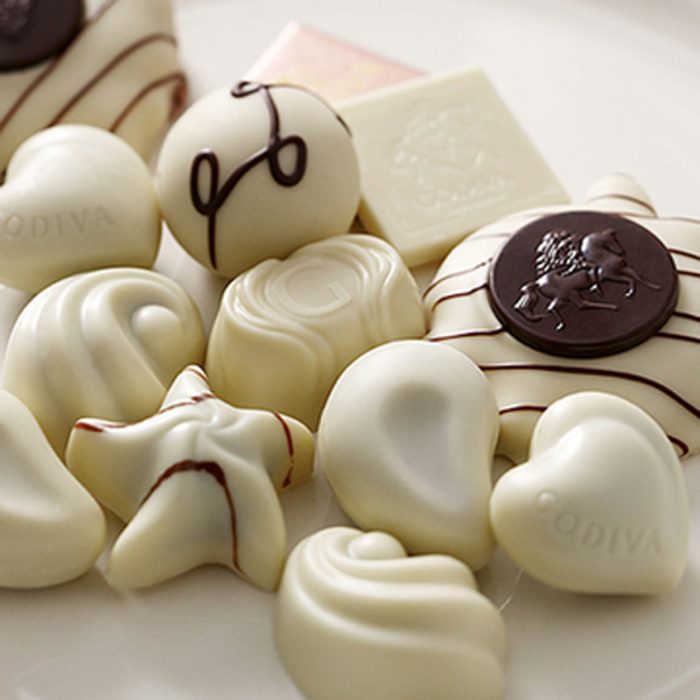 dulces de chocolate blanco con distintas formas 