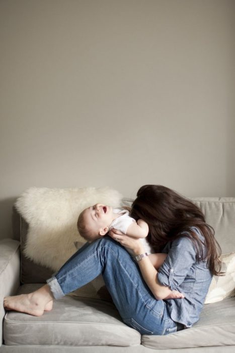 mamá haciendo cosquillas a su bebé