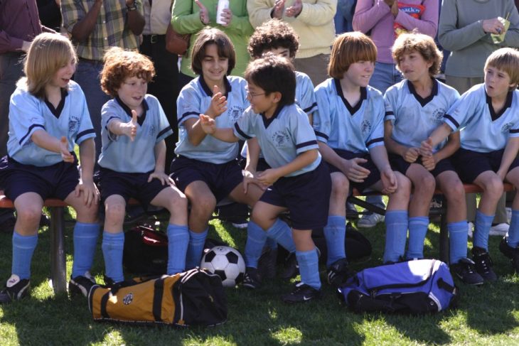 niños jugando fútbol 