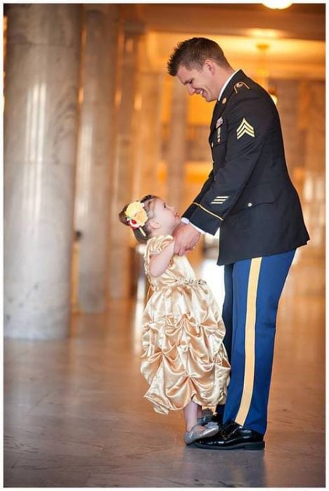 padre vestido de príncipe bailando con su hija 