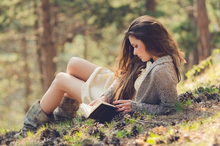 Chica leyendo en un parque 