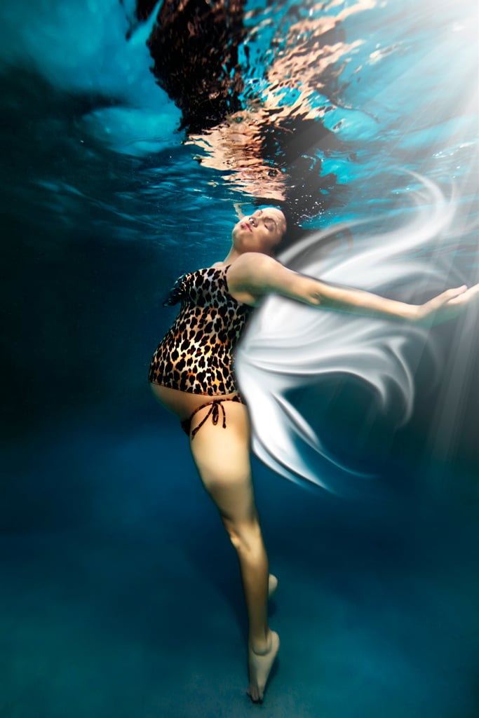 embarazada bajo el agua usando un traje de leopardo 