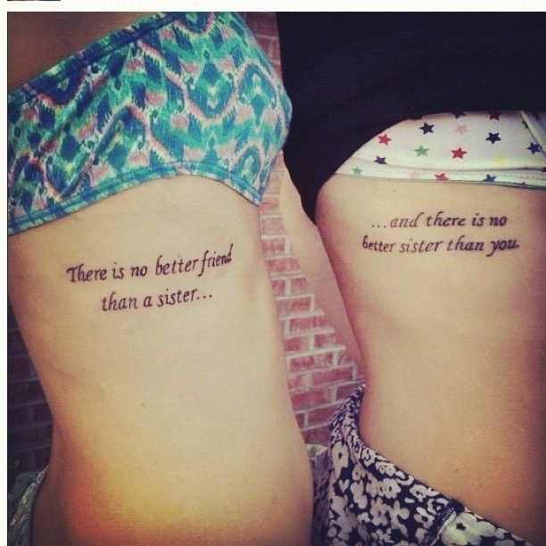 Frase de hermanas tatuada en las costillas 