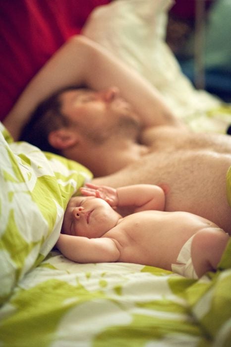 padre e hijo tomando una siesta