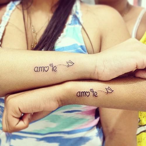 Tatuajes para hermanas en el brazo con la frase amo te 